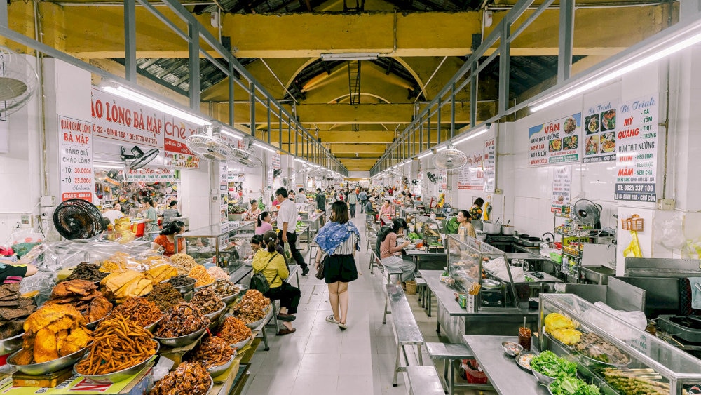 Khu ẩm thực trong nhà tập trung nhiều quầy hàng ăn uống trong không gian kín đáo và sạch sẽ 